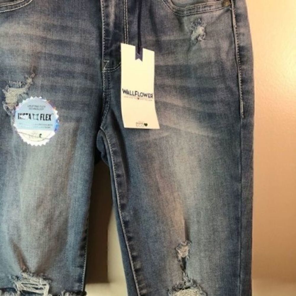 Wallflower Flirty Curvy Destroyed Bermuda Jean Shorts 0/24 NWT - Picture 2 of 8